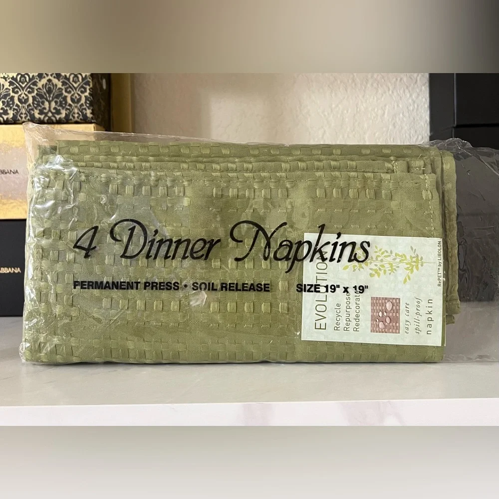 NWT Set of 4 Green Dinner Napkins Reusable